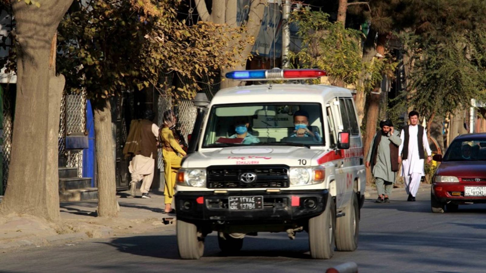 Una ambulancia cerca del lugar de una explosión en una mezquita en Afganistán, en una imagen de archivo