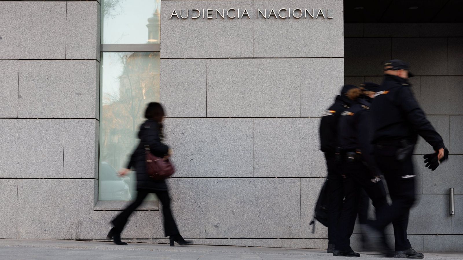 Un par de agentes pasean en la entrada a la Audiencia Nacional