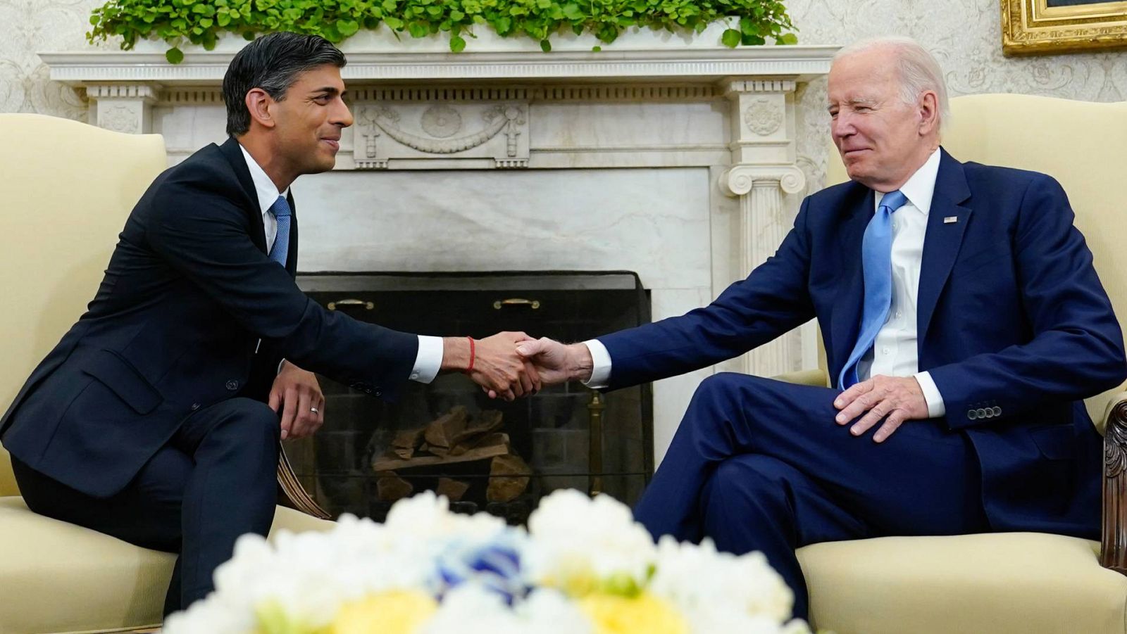 Una imagen de la reunión entre el presidente de Estados Unidos, Joe Biden (d), y el primer ministro británico, Rishi Sunak, en la Casa Blanca.