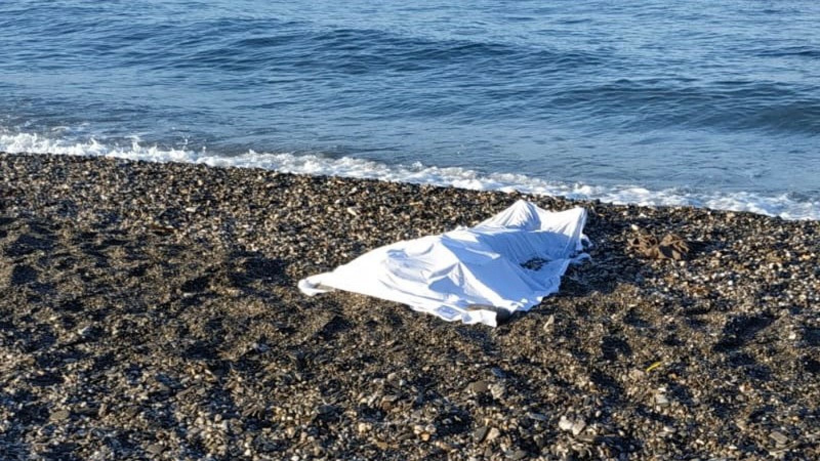 La Guardia Civil investiga el hallazgo de los cadáveres de dos inmigrantes en la costa de Adra, Almería