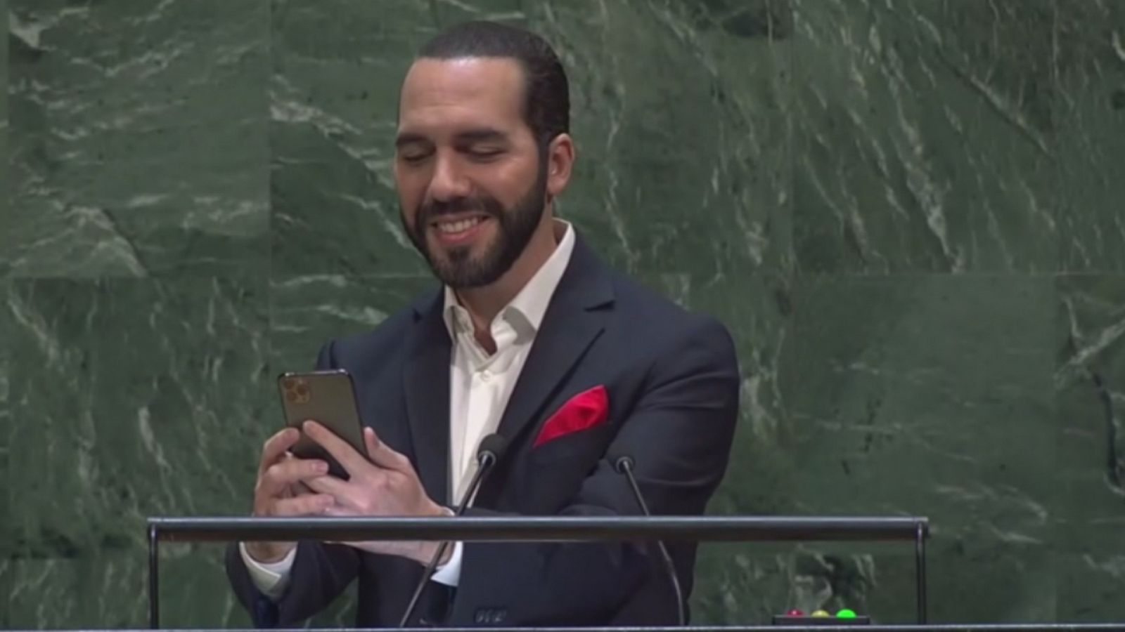 Nayib Bukele se hace un selfie durante su primer discurso en Naciones Unidas