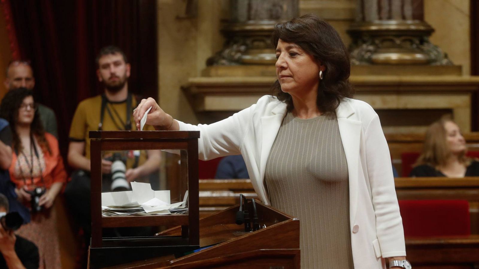 Anna Erra vota en el Parlament de Cataluña