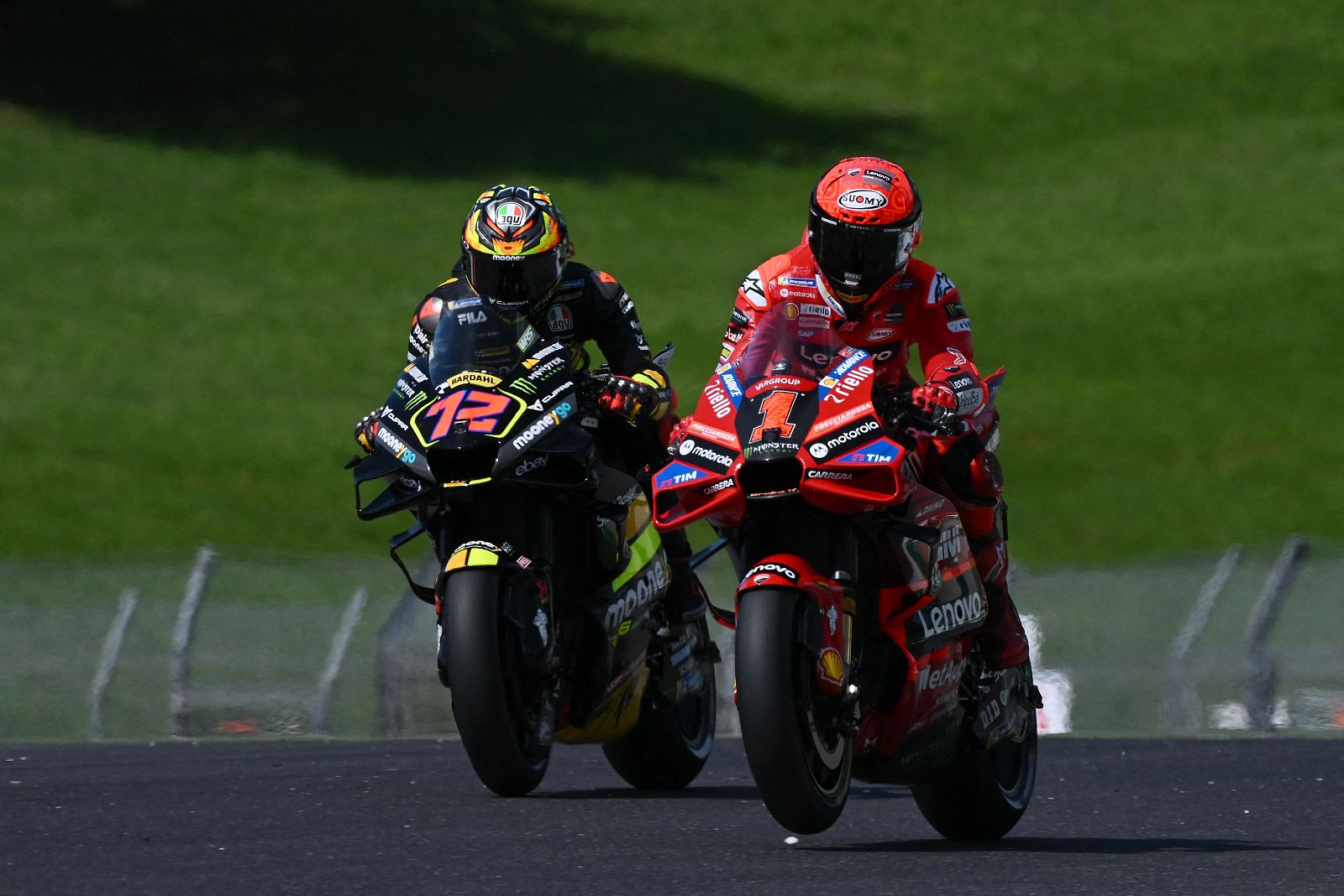 Bagnaia y Bezzecchi luchan por la posición
