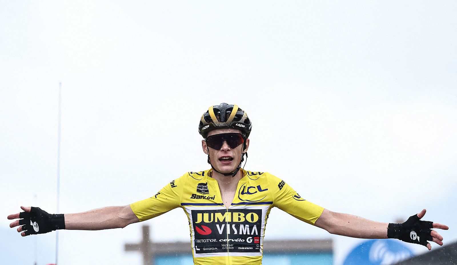 Vingegaard celebra en la llegada a meta en la Croix de Fer