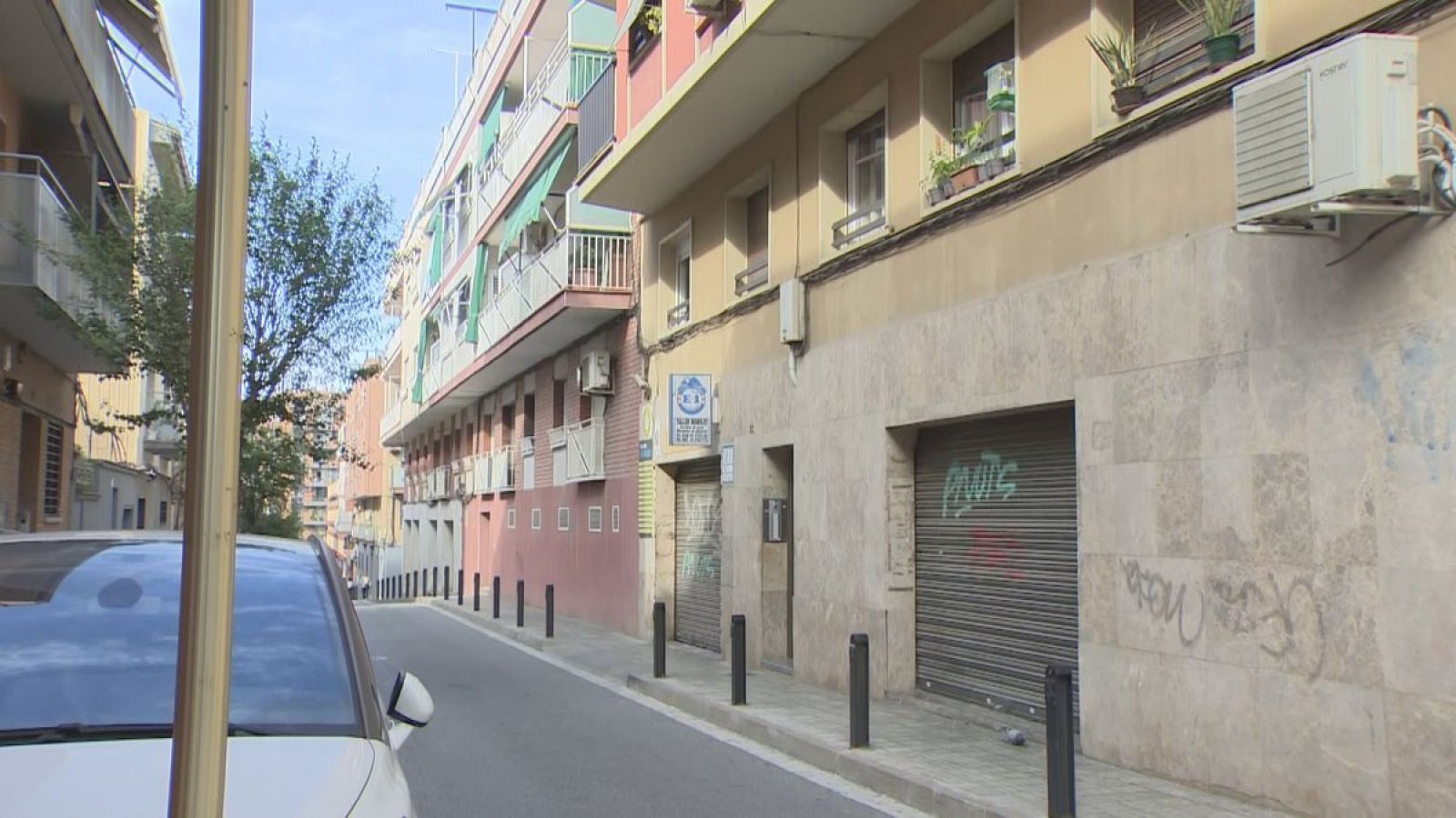 Portal de la finca de Cornellà de Llobregat on han apunyalat mortalment una dona