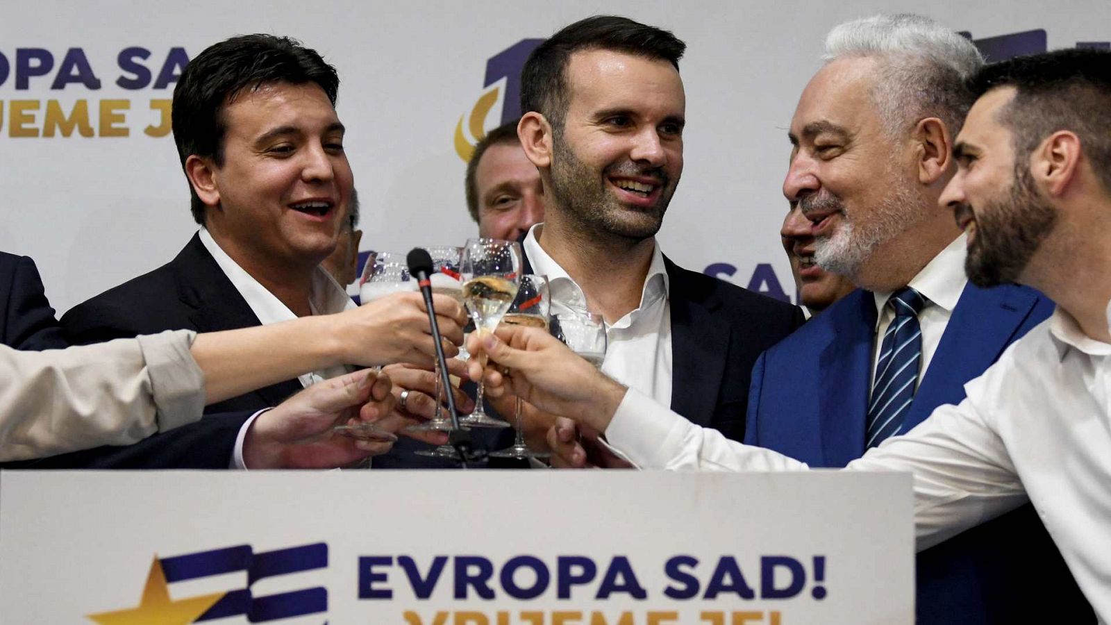 El candidato a primer ministro del futuro gobierno de Montenegro, Milojko Spajic, brinda con champán con miembros de su partido, tras las elecciones del país.