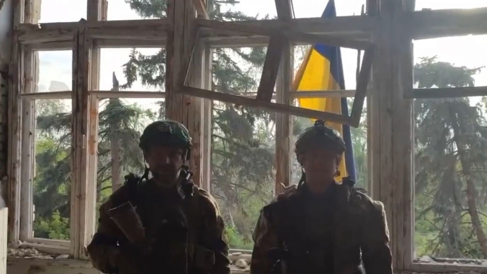 Dos soldados ucranianos en Blagodatne