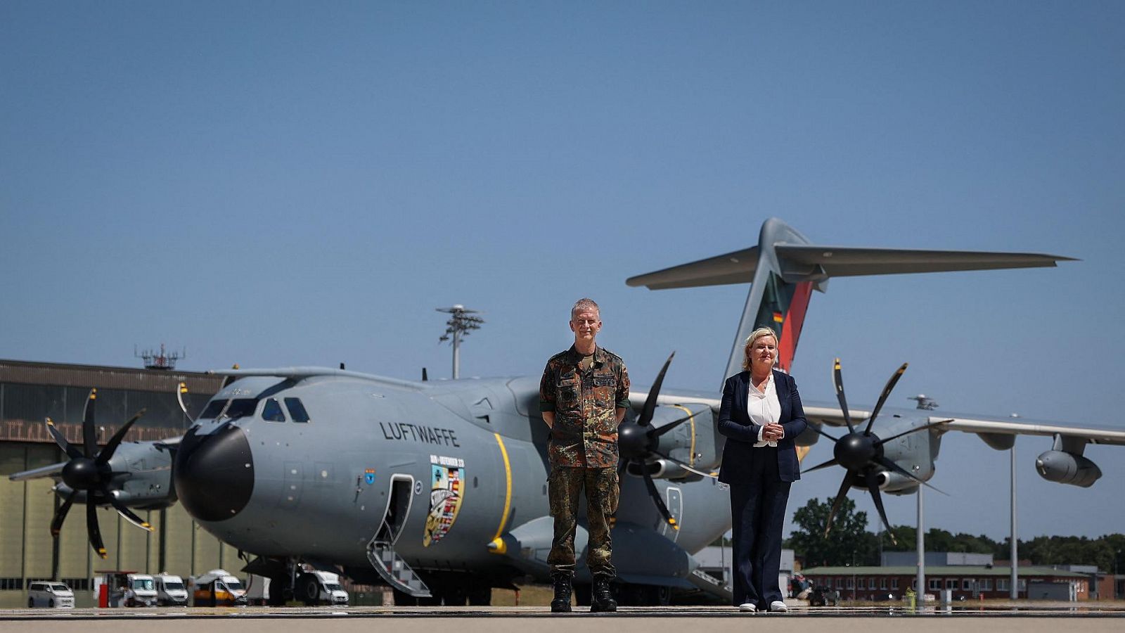 El general alemán Martin Schelleis frente a un Airbus A400 de las fuerzas aéreas