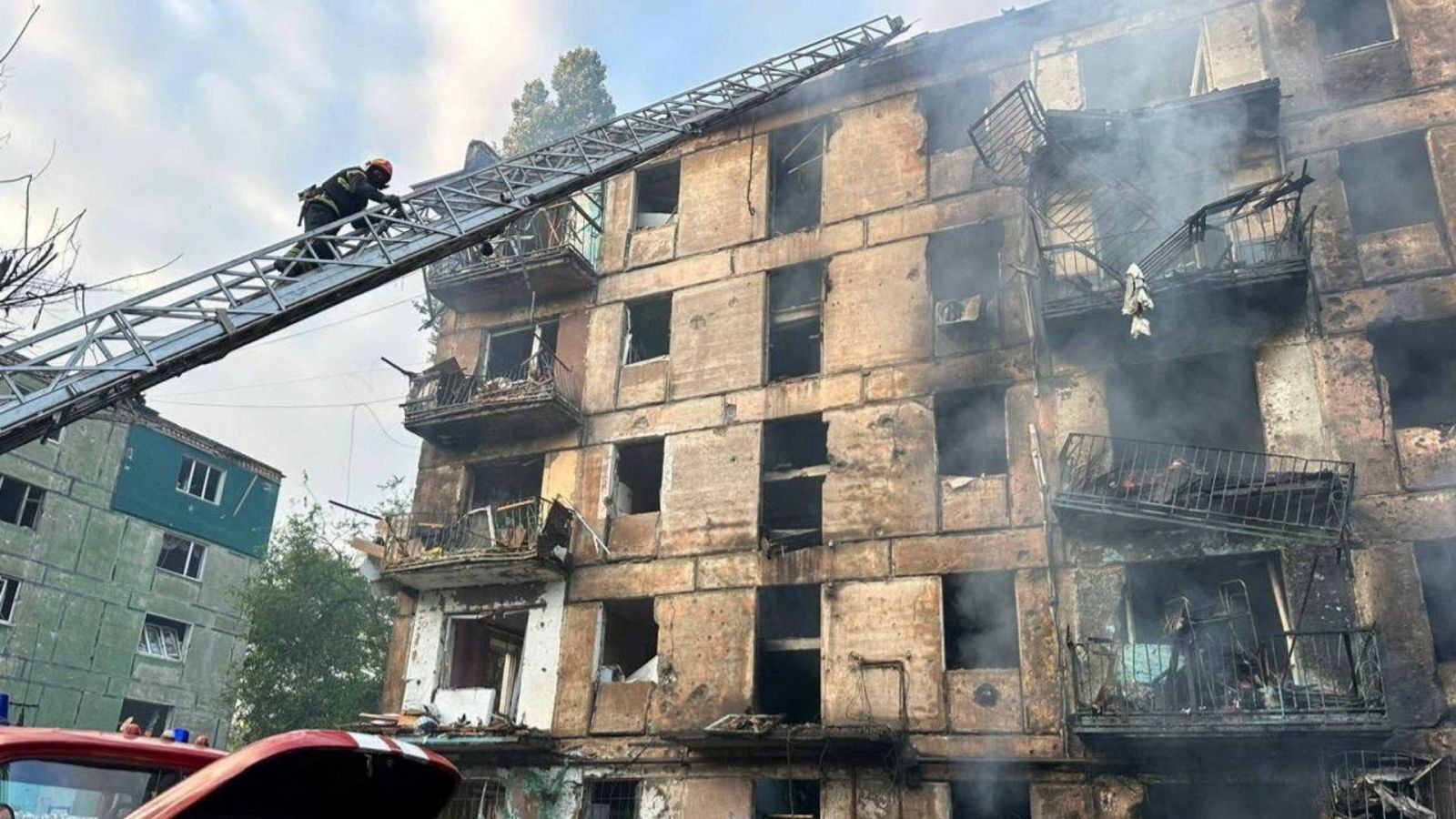 Rescatistas en el edificio atacado en Krivói Rog, en la región ucraniana de Dnipropetrovsk. Fuente: gobernador de la adminitración cívico-militar de Dnipropetrovsk, Serhii Lisak, vía Telegram.