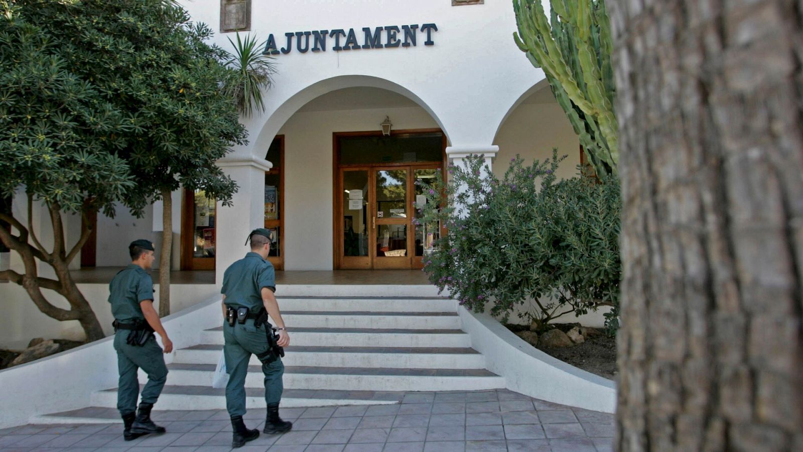 Imagen de archivo de un registro de la Guardia Civil en el Ayuntamiento de Sant Josep, Ibiza