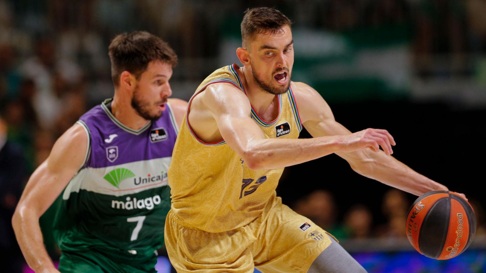 El alero de Unicaja Jonathan Barreiro (i) defiende al base checo del Barça Tomas Satoransky