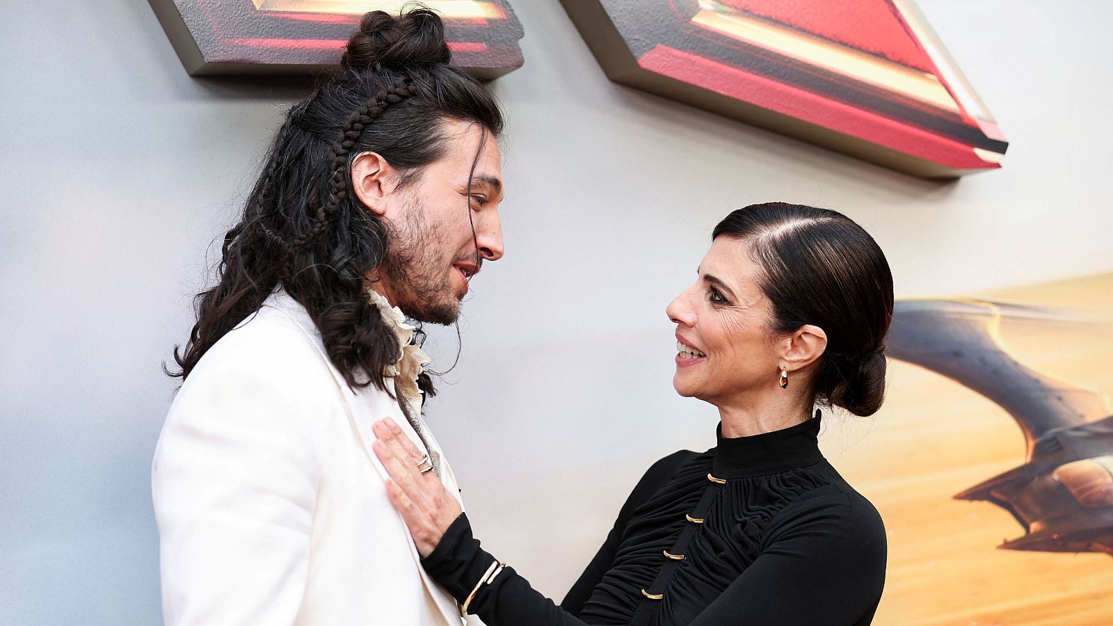 Ezra Miller y Maribel Verdú, en la premiere de 'Flash' en Los Ángeles