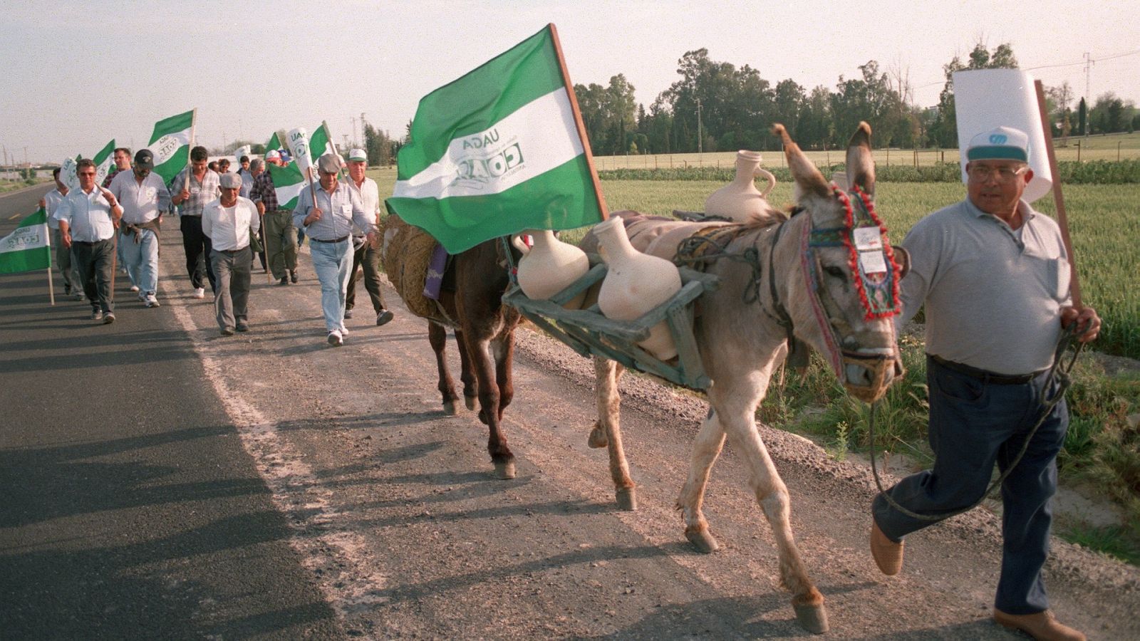 Agricultores de Jerez de la Frontera marchan hacia Sevilla para demandar medidas contra la sequía, en abril de 1995.