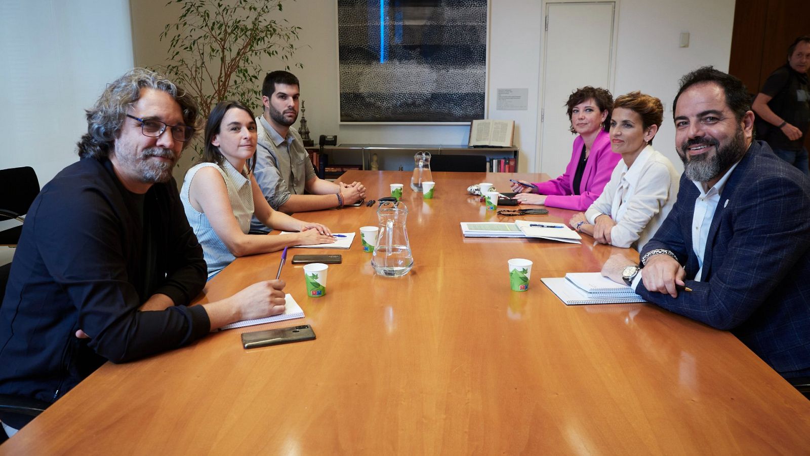 La secretaria general del PSN, María Chivite (2d), se reúne con la candidata de Contigo Navarra, Begoña Alfaro (2i)