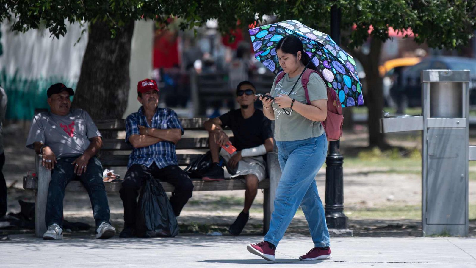  Personas se protegen del sol y de las altas temperaturas en la ciudad de Monterrey, en México.