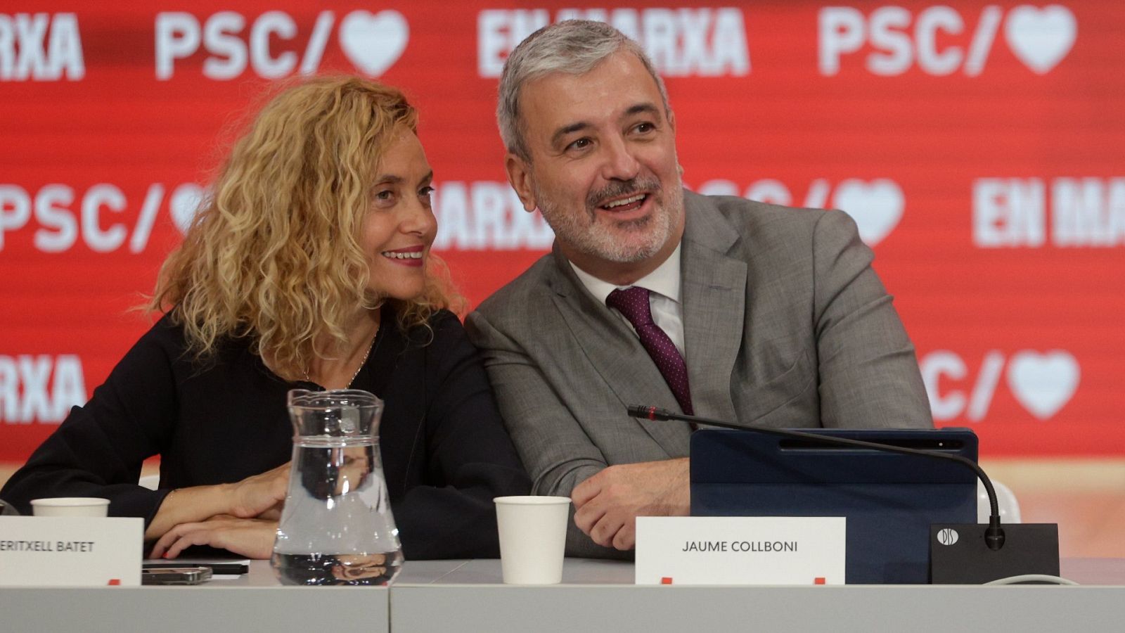 El candidato a la Alcadía de Barcelona, Jaume Collboni (d), sentado junto a la expresidenta del Congreso, Meritxell Batet (i)