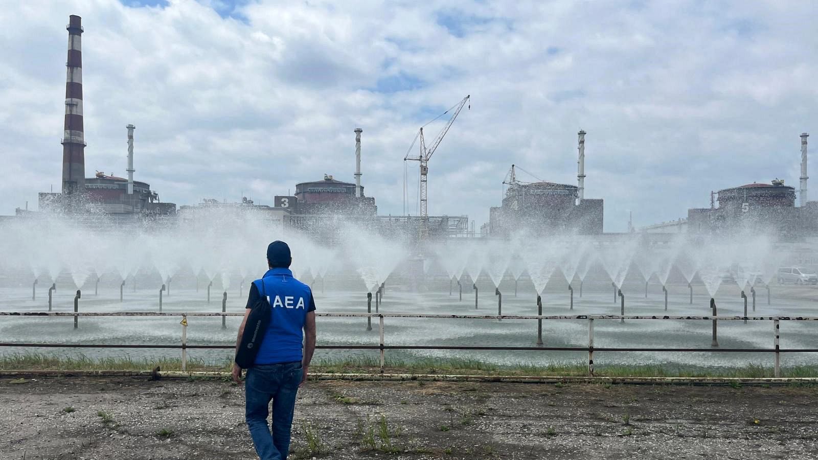 Un miembro de la OIEA en las instalaciones de Zaporiyia