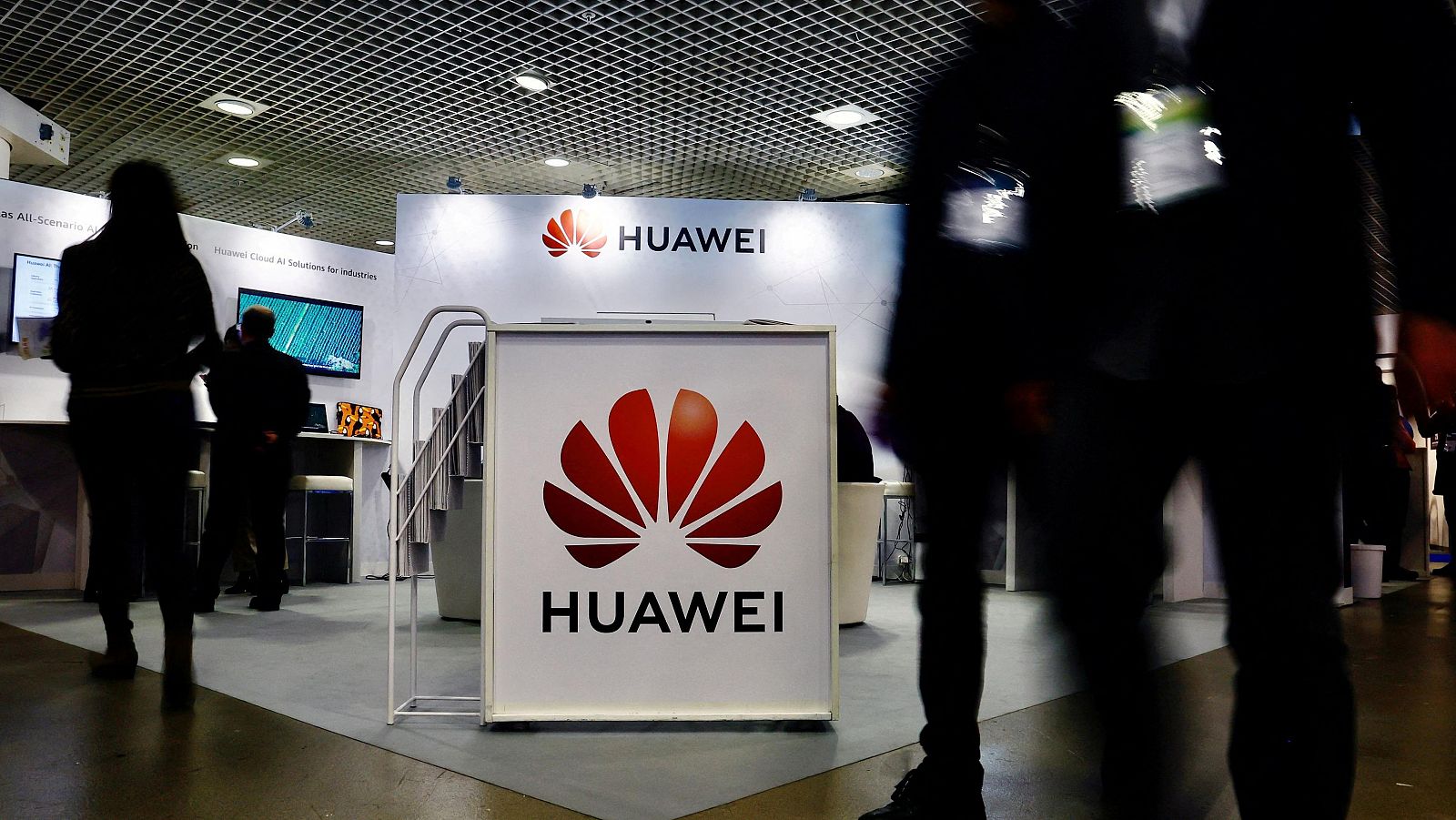 Bruselas justifica restringir o excluir a Huawei y ZTE de las redes 5G en la UE por los "riesgos" que representan