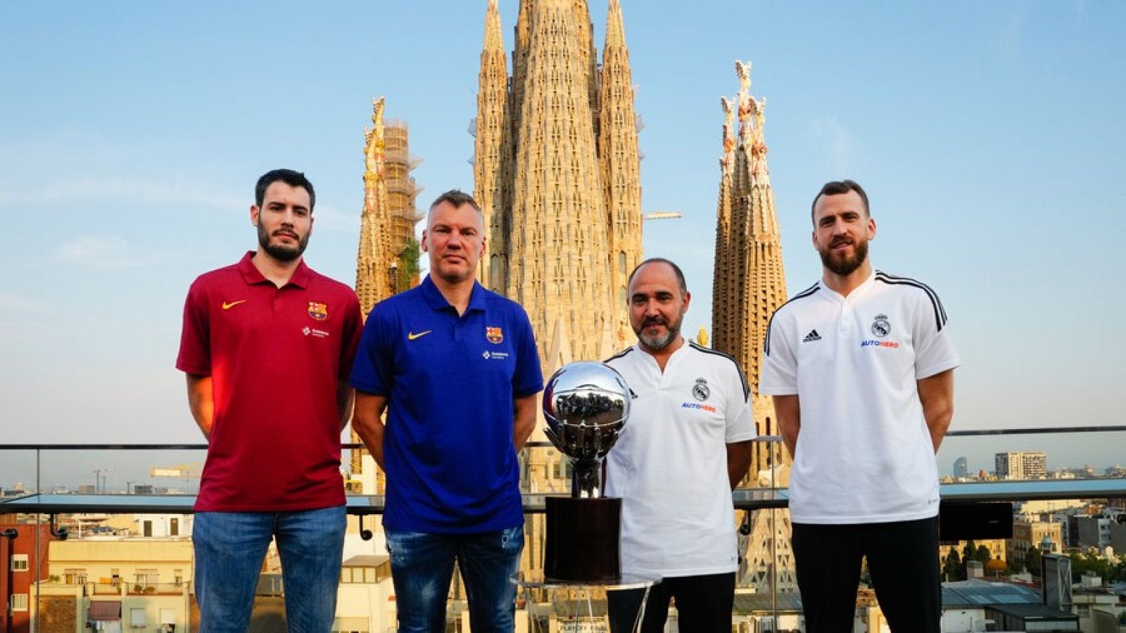 Jasikevicius, Chus Mateo junto a sus jugadores Abrines y Sergio Rodrígez, en la presentación de las finales.