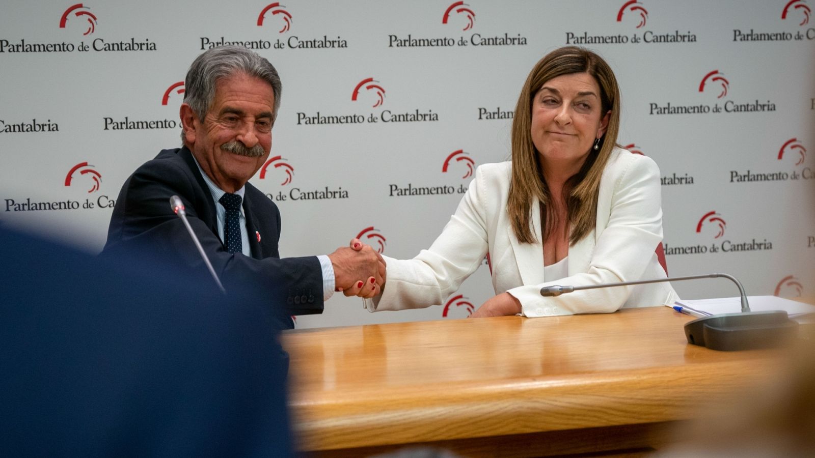 Buruaga firma con Revilla el acuerdo para su investidura como presidenta de Cantabria