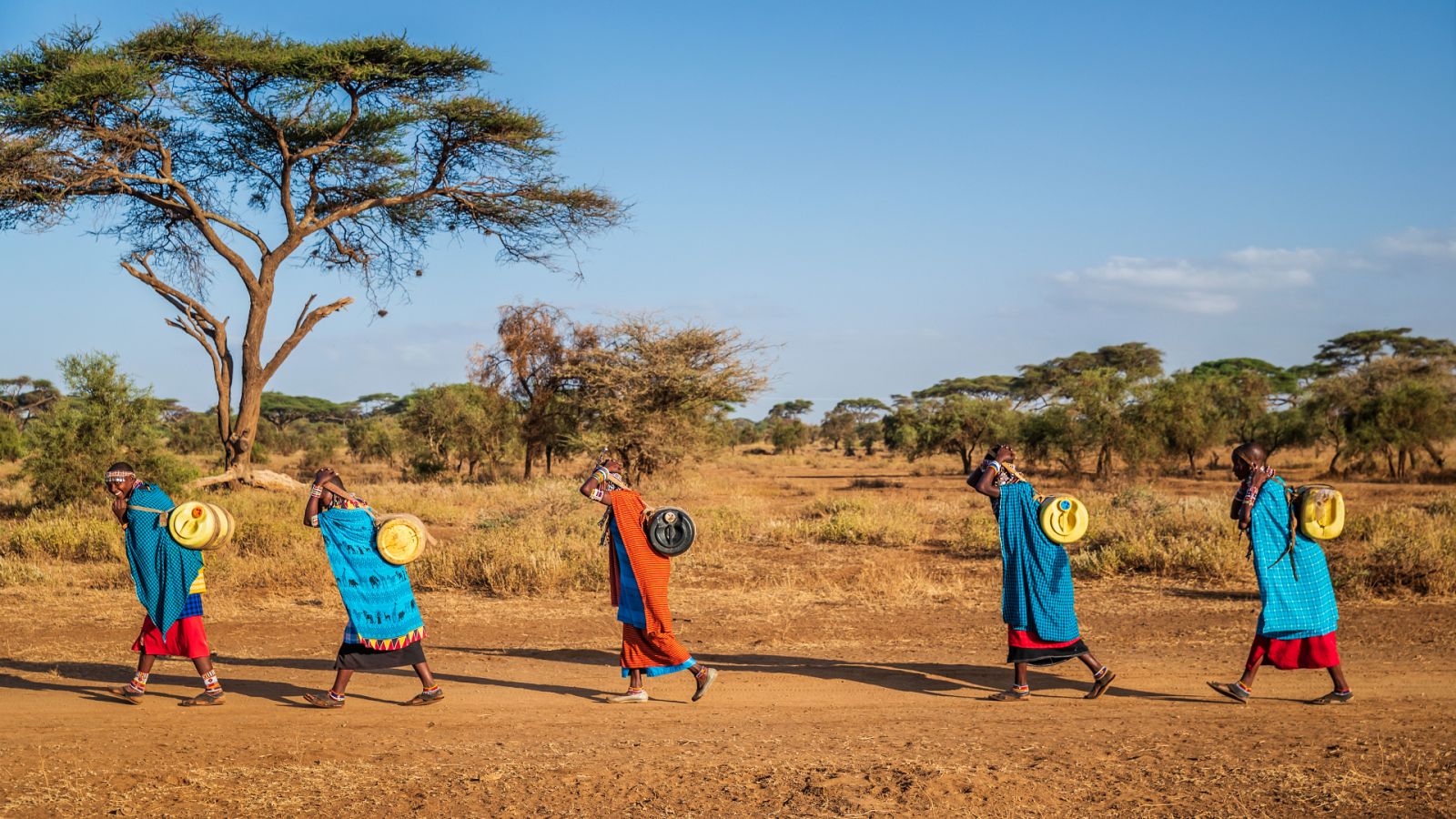 Mujeres cargan con garrafas de agua