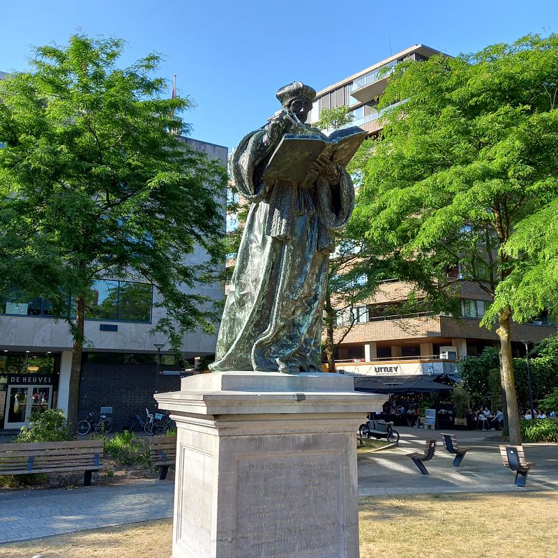 España - Croacia: monumento a Erasmo de Róterdam