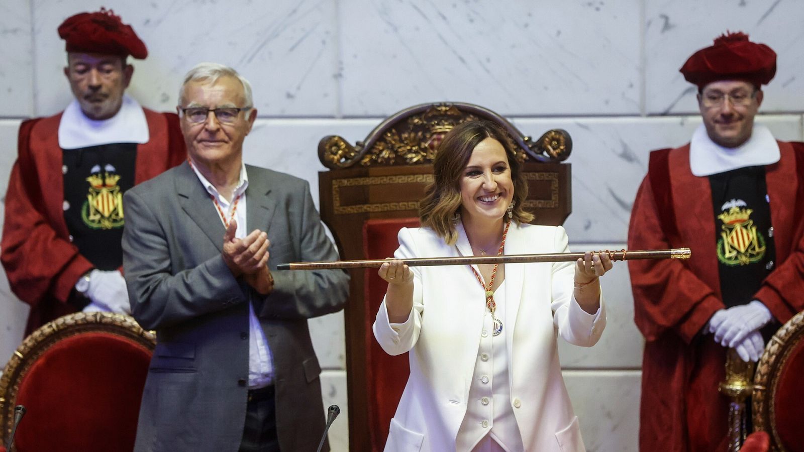 La nueva alcaldesa de Valencia, María José Catalá, recibe el bastón de mando de Joan Ribó, de Compromís