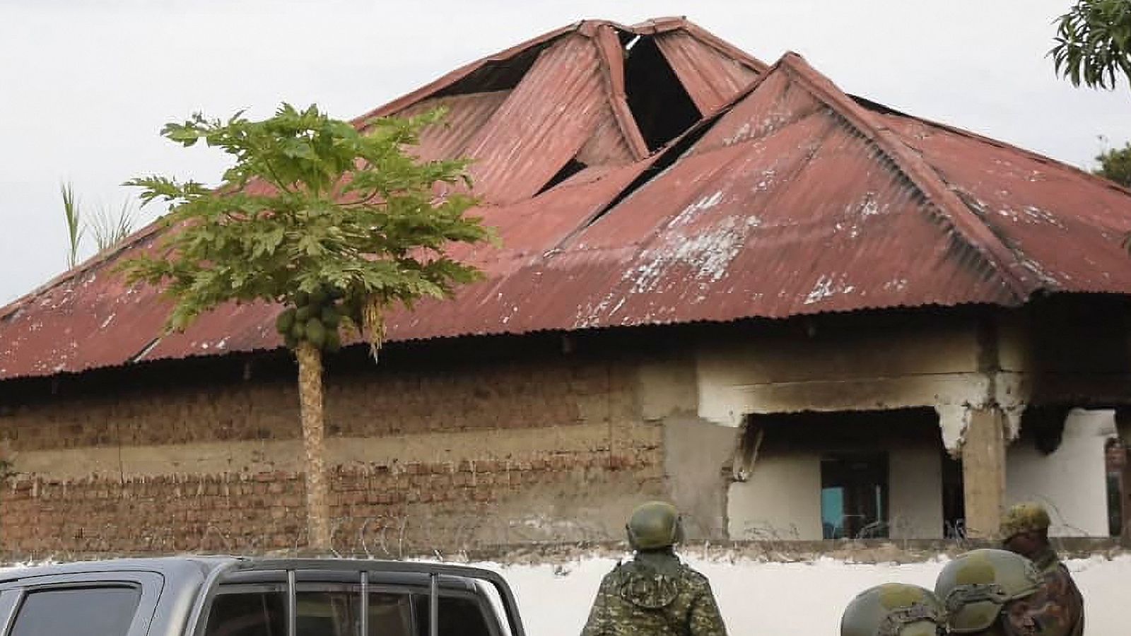 Las fuerzas de seguridad de Uganda frente a la escuela atacada en Mpondwe