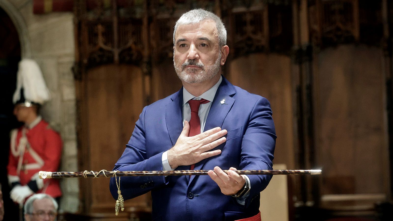 Collboni sosté la vara d'alcalde de Barcelona al Saló de Cent | EFE