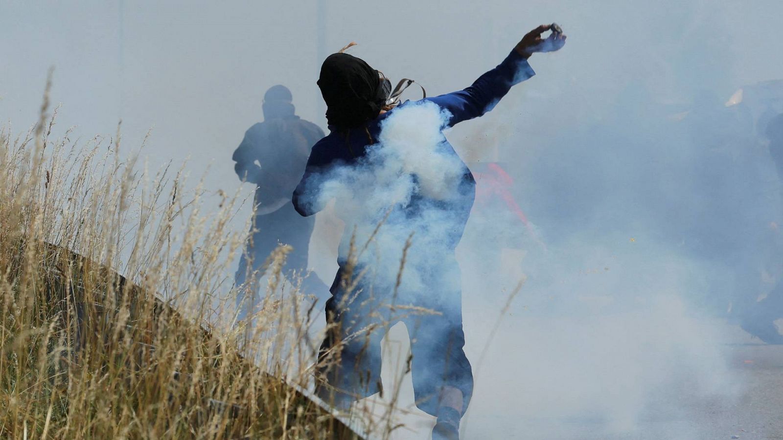 Doce policías heridos en una protesta ecologista en los Alpes franceses
