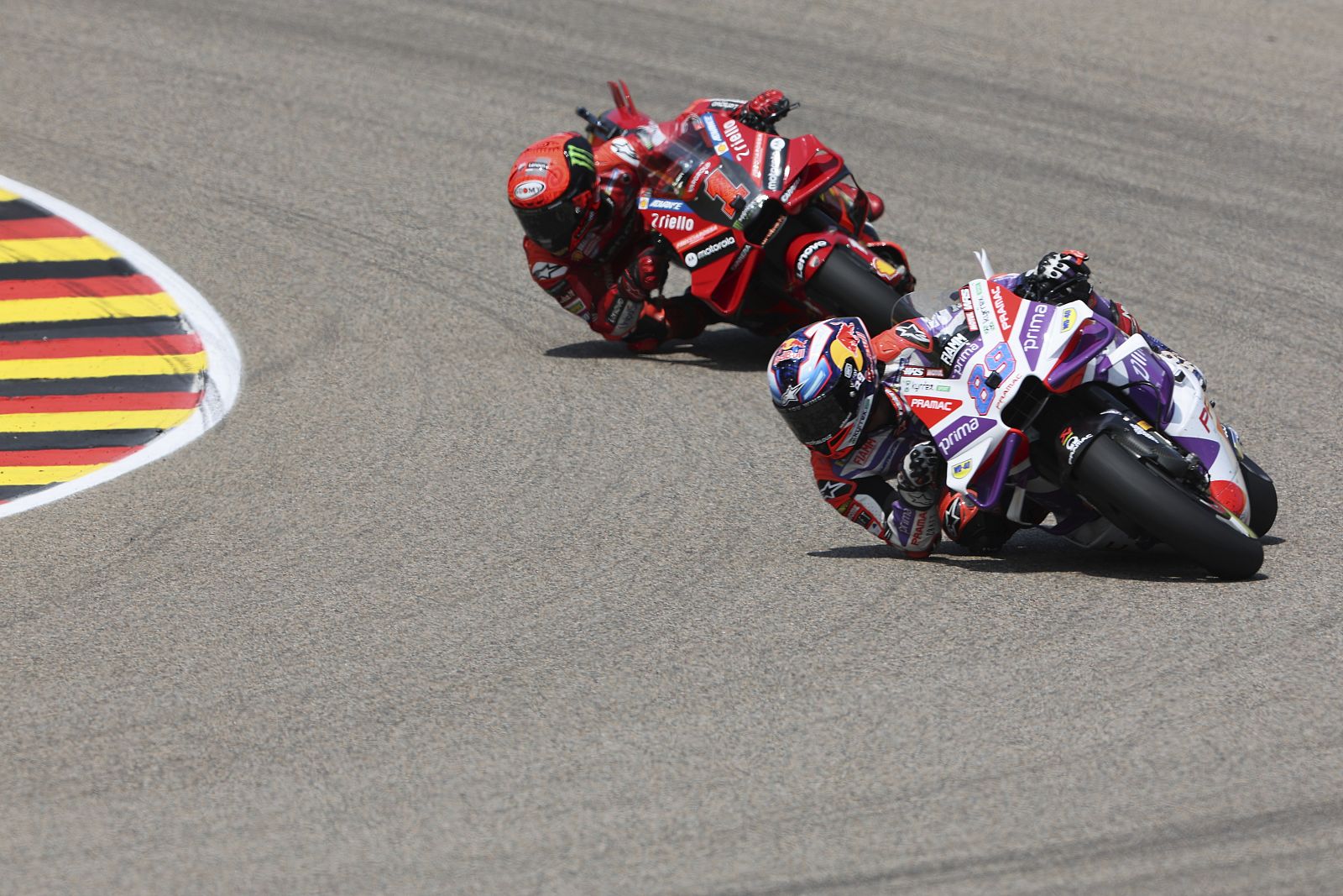 Jorge Martín y 'Pecco' Bagnaia luchan en la carrera de Saschenring