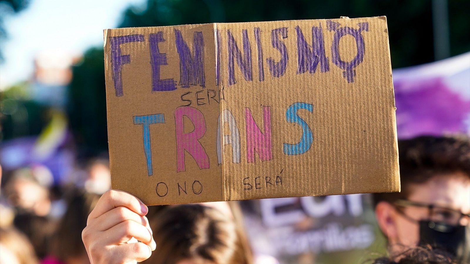 Lema y reivindicaciones del Orgullo LGTBI 2023: Una chica sostiene una pancarta durante una manifestación