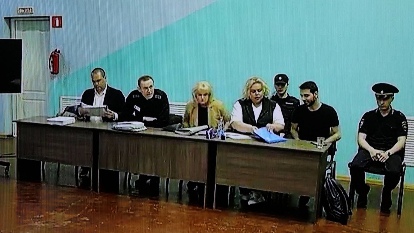 El opositor ruso Alexei Navalni (segundo por la izquierda) durante el juicio que se sigue contra él en la colonia penal IK-6 en la región de Vladimir, en Rusia, el 19 de junio. REUTERS/Evgenia Novozhenina