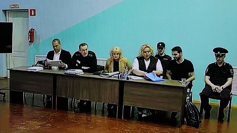 El opositor ruso Alexei Navalni (segundo por la izquierda) durante el juicio que se sigue contra él en la colonia penal IK-6 en la región de Vladimir, en Rusia, el 19 de junio. REUTERS/Evgenia Novozhenina