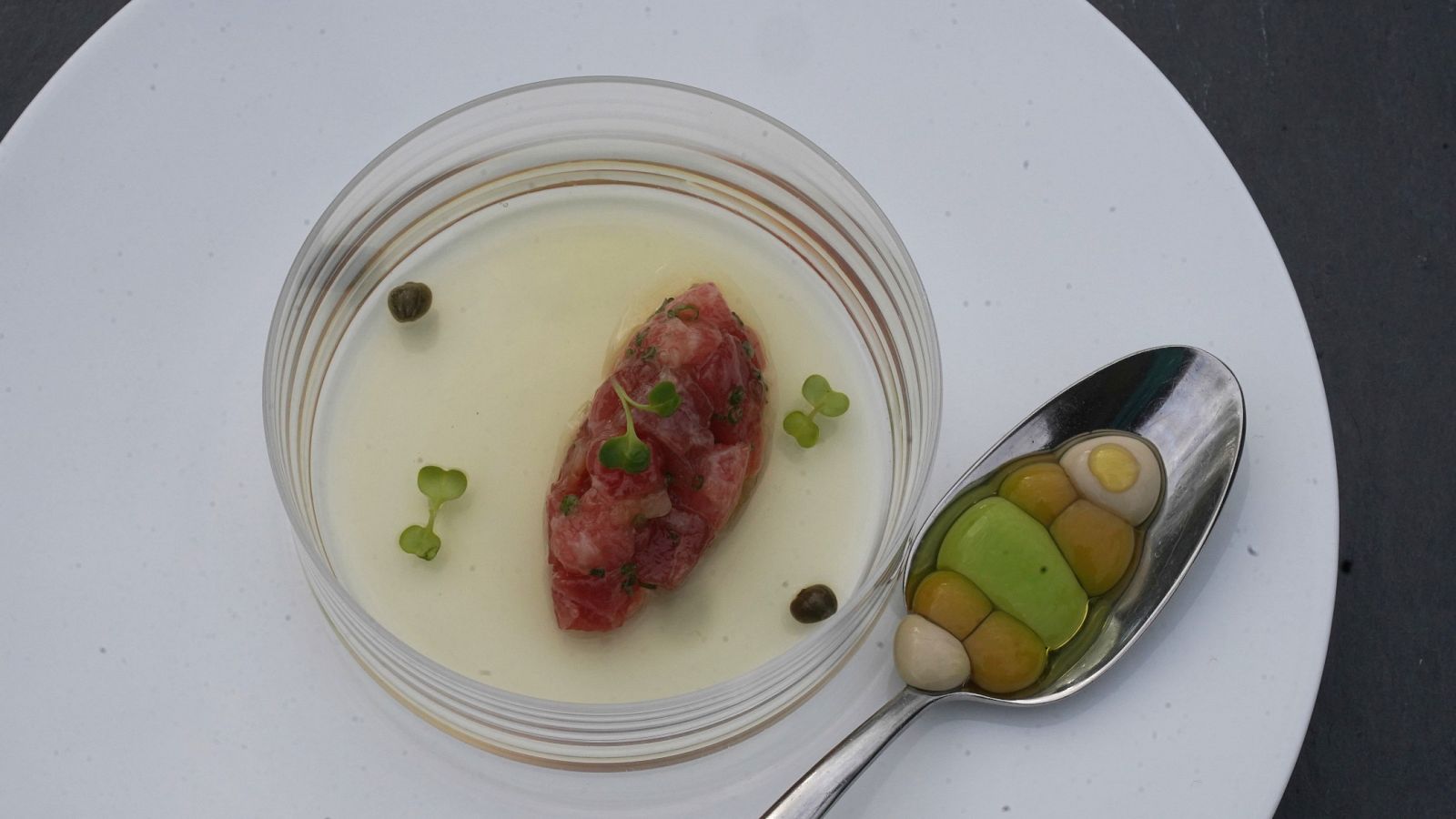 Receta de gilda con tartar de atún, cuajo de tomate y alcaparras