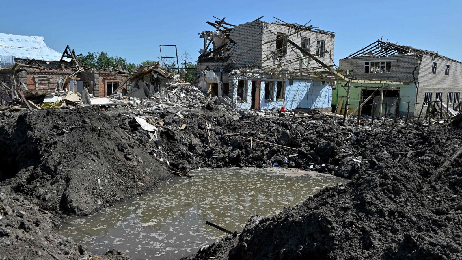 Casas destruidas en Donetsk tras el impacto de un misil ruso