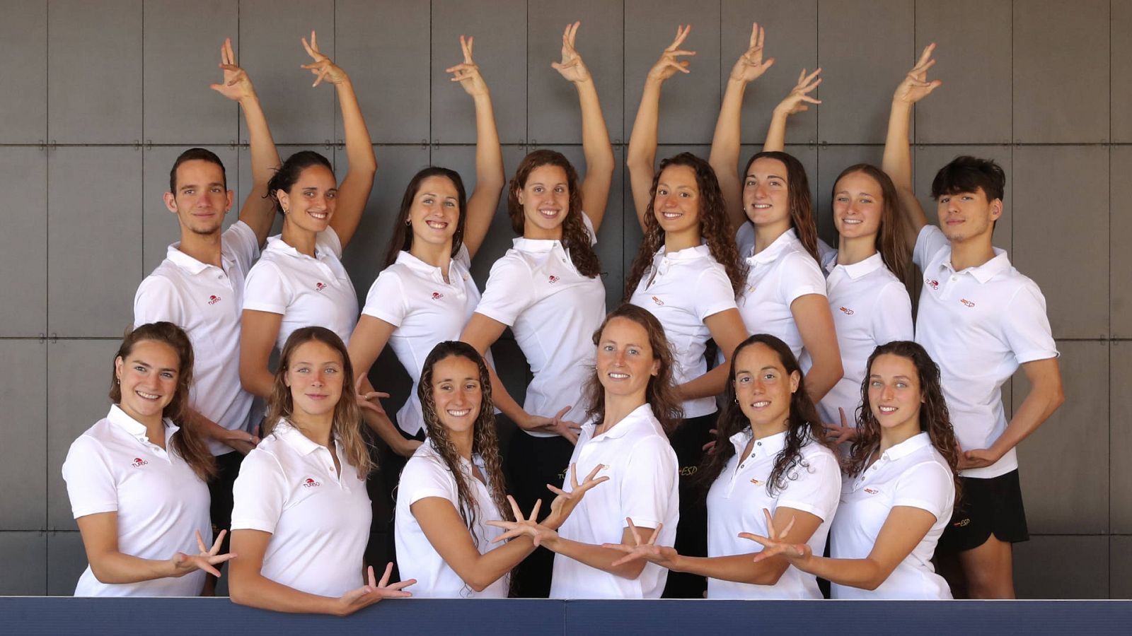 El equipo de natación artística de España posa antes de viajar al Mundial de Fukuoka