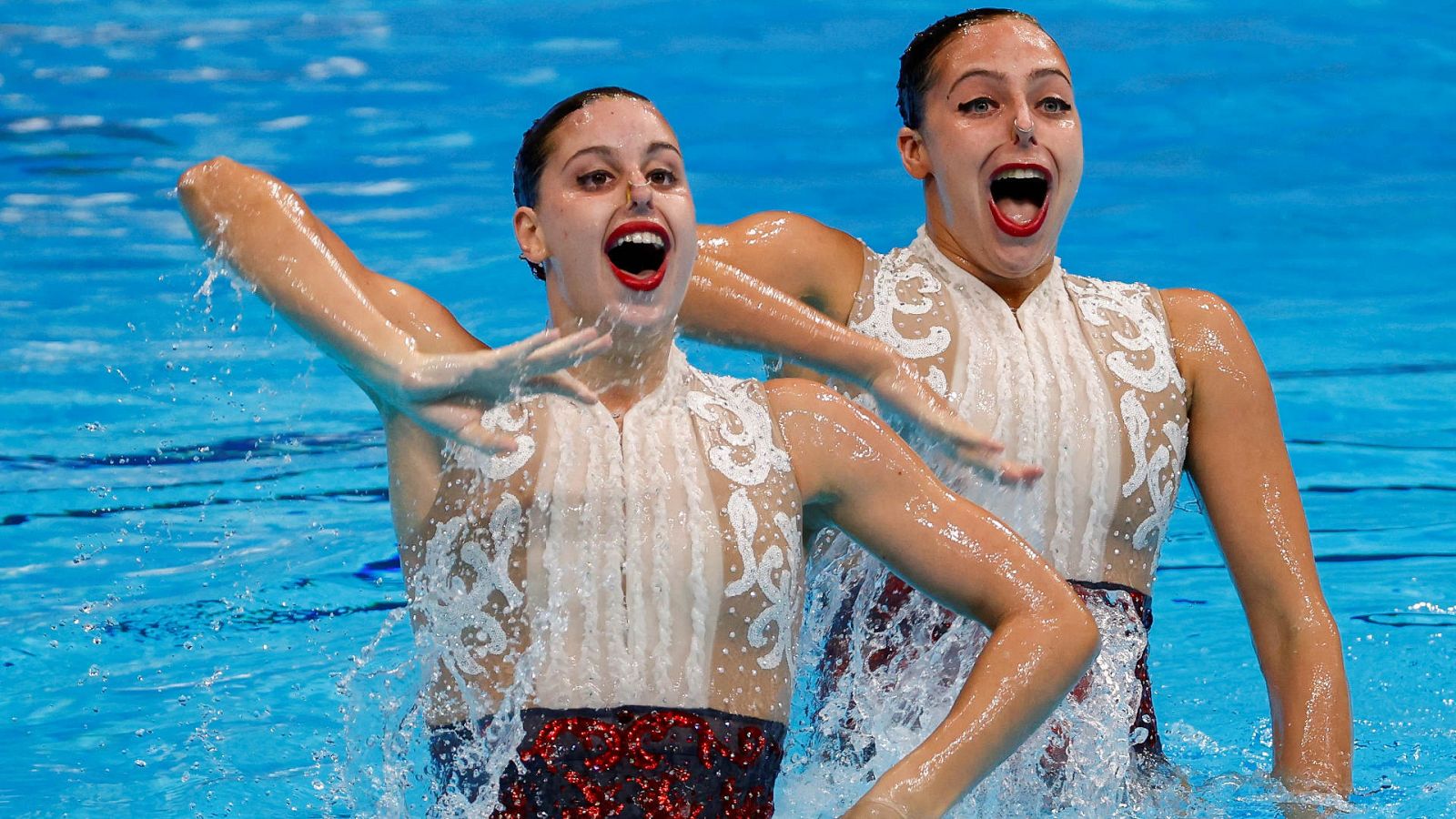 Las españolas Alisa Ozhogina e Iris Tió, en un ejercicio de dúo de natación artística