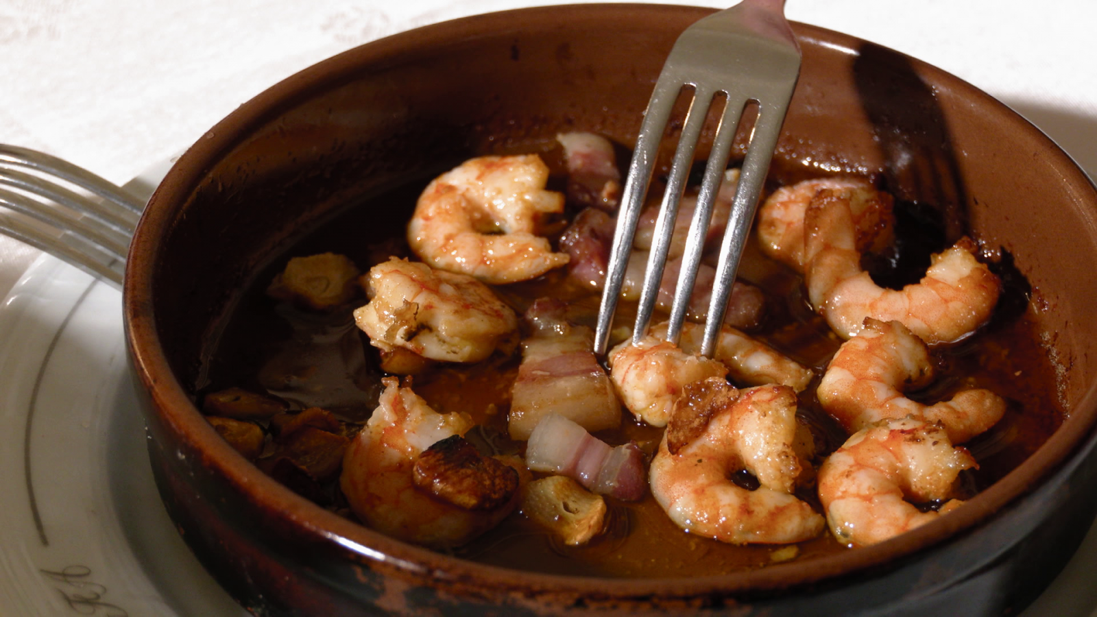 Receta de gambas al ajillo con torreznos