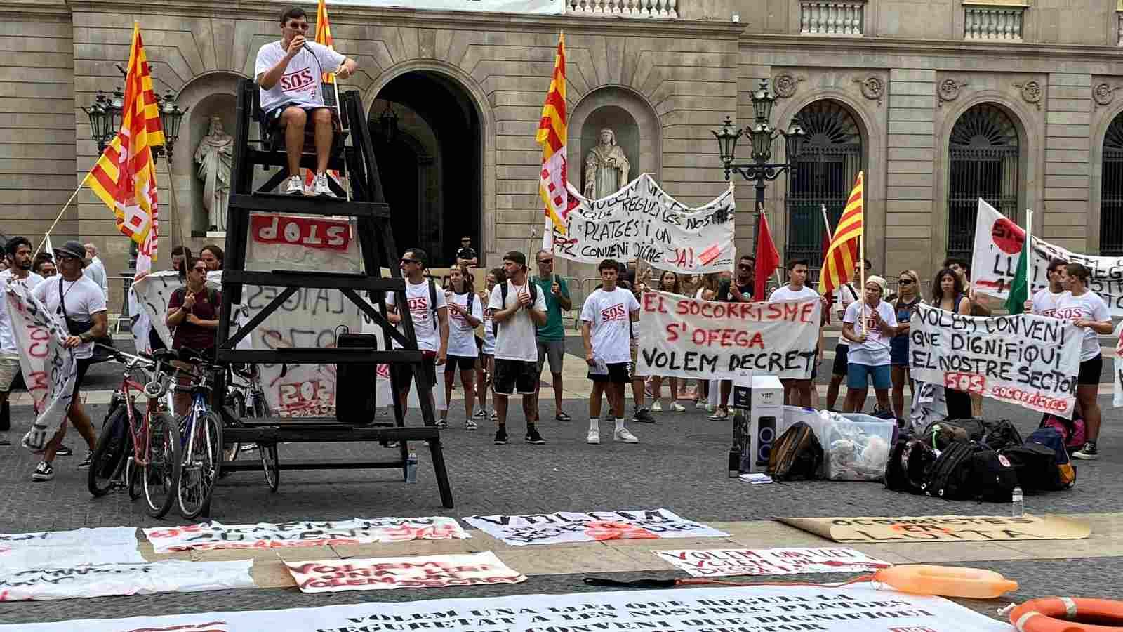Els socorristes catalans, convocats per UGT, es concentren a la plaça Sant Jaume de Barcelona