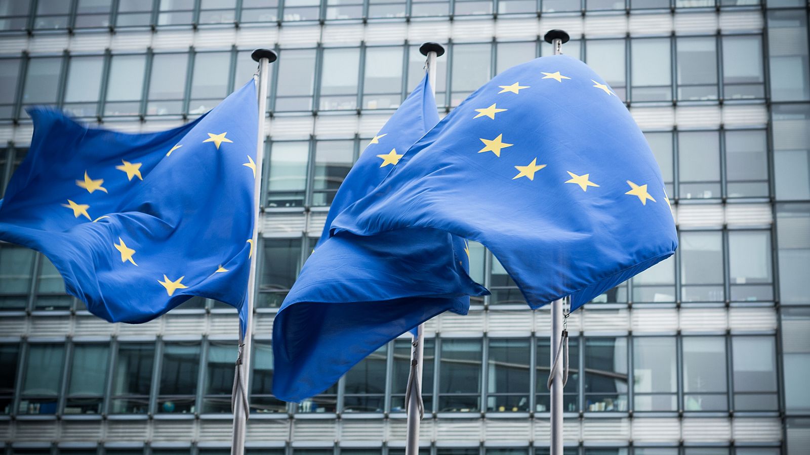 Banderas de la UE ante la sede de la Comisión Europea en Bruselas