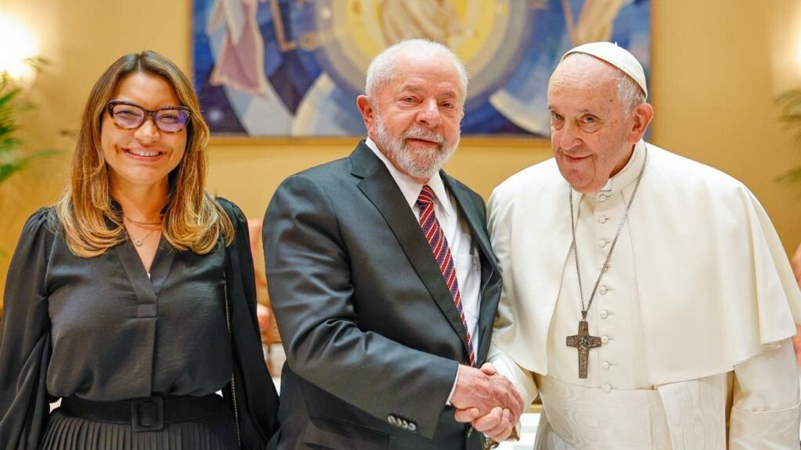 Lula da Silva saluda al papa Francisco en presencia de la primera dama brasileña, Rosangela da Silva, durante el encuentro celebrado este miércoles