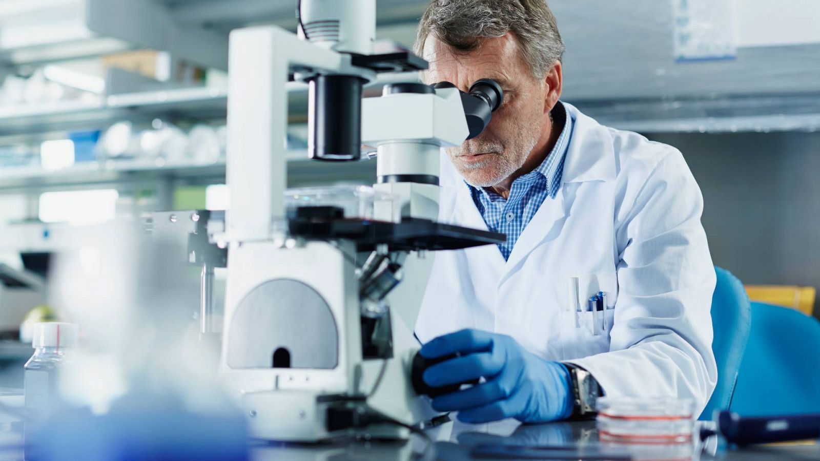 El cromosoma Y hace a los hombres más vulnerables al cáncer: Un investigador utiliza un microscopio