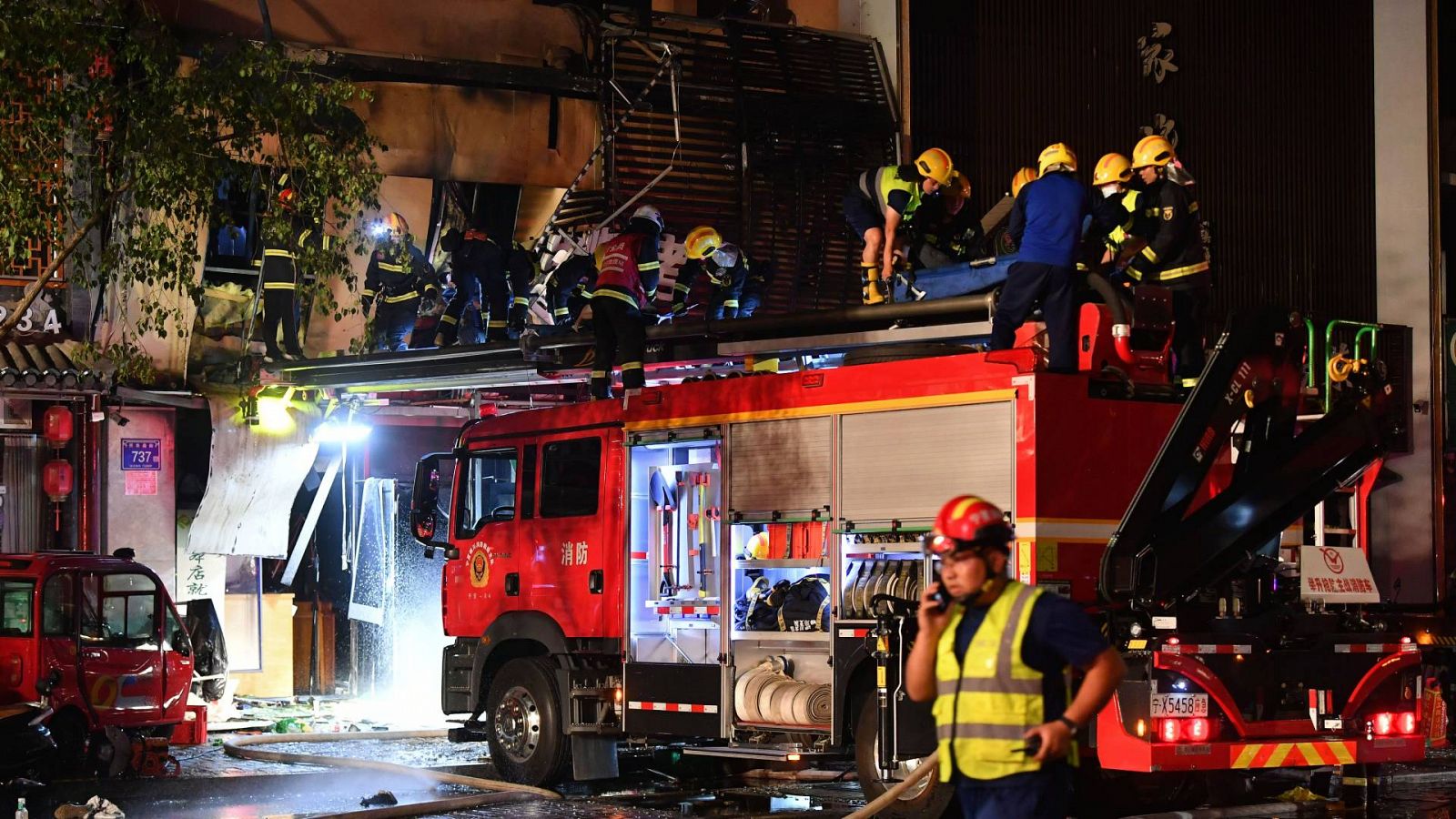 Bomberos en el lugar de la explosión en un restaurante de la ciudad de Yinchuan, en la región de Ningxia Hui, al noroeste de China. (Foto: Wang Peng/Xinhua vía AP)