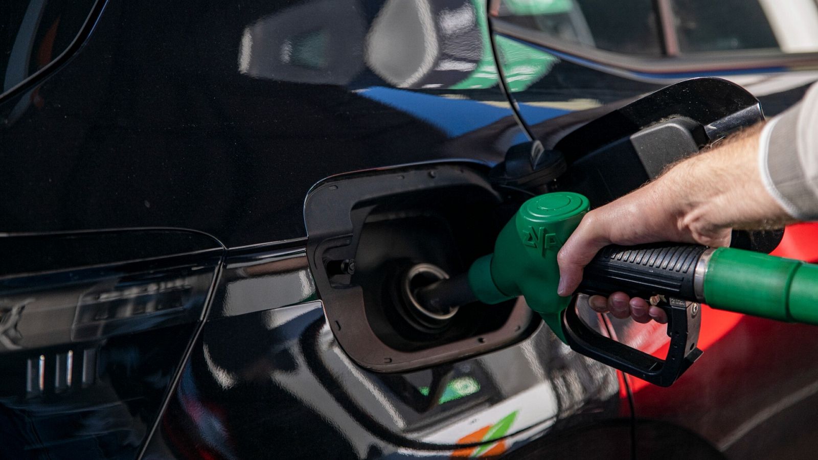 La gasolina y el diésel suben ligeramente, pero siguen lejos de los máximos de hace un año