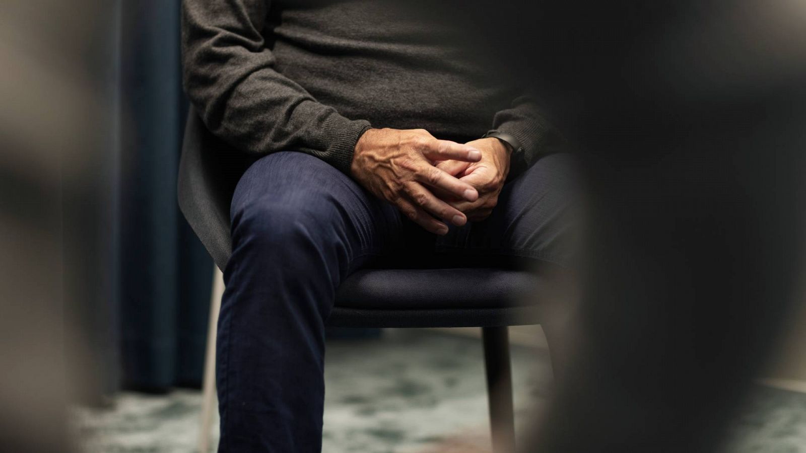 Los mayores de 50 años adictos al alcohol aumentaron un 18,5%: Un hombre sentado en una imagen de archivo