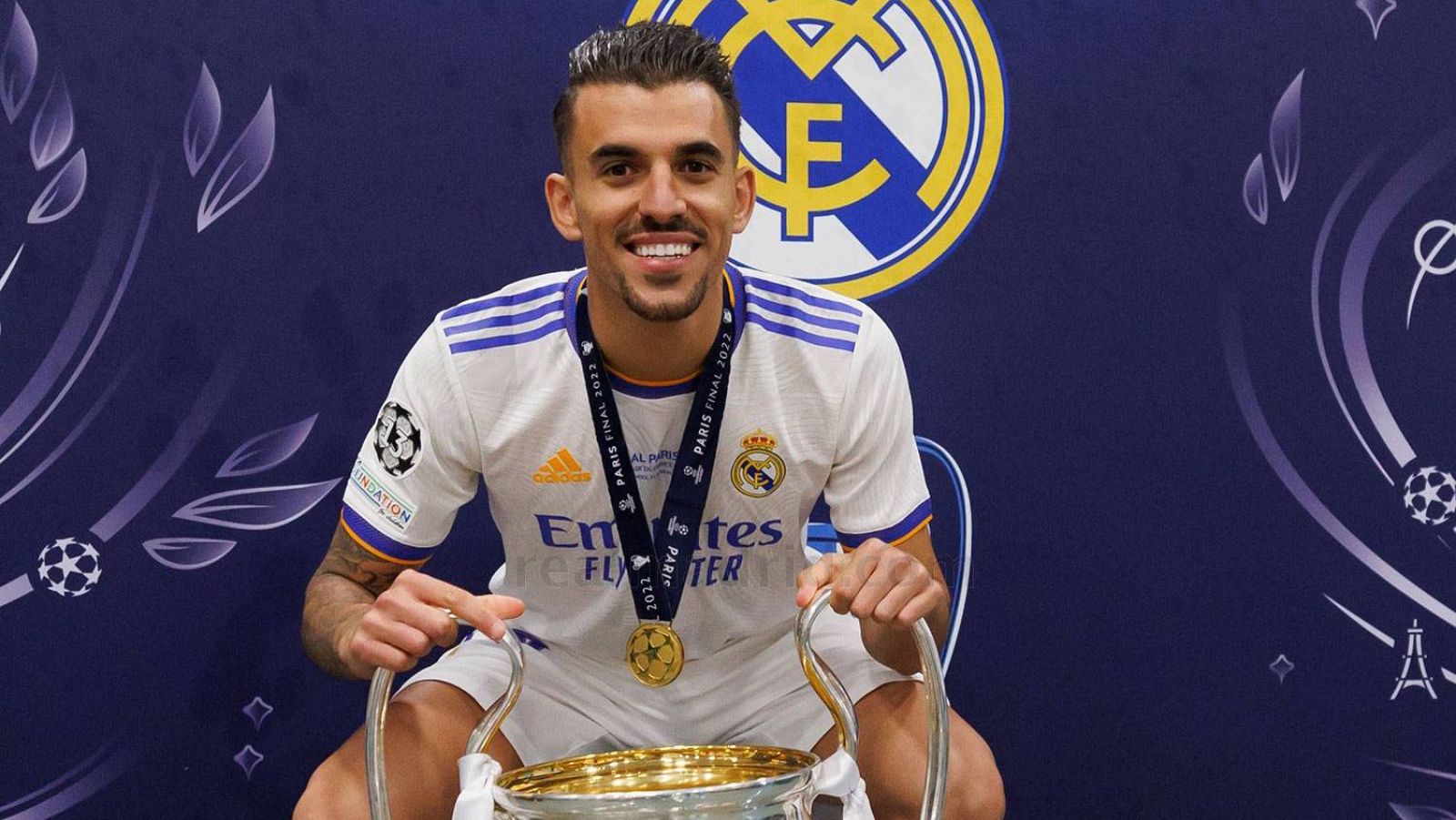 Dani Ceballos posa con el trofeo de la Champions