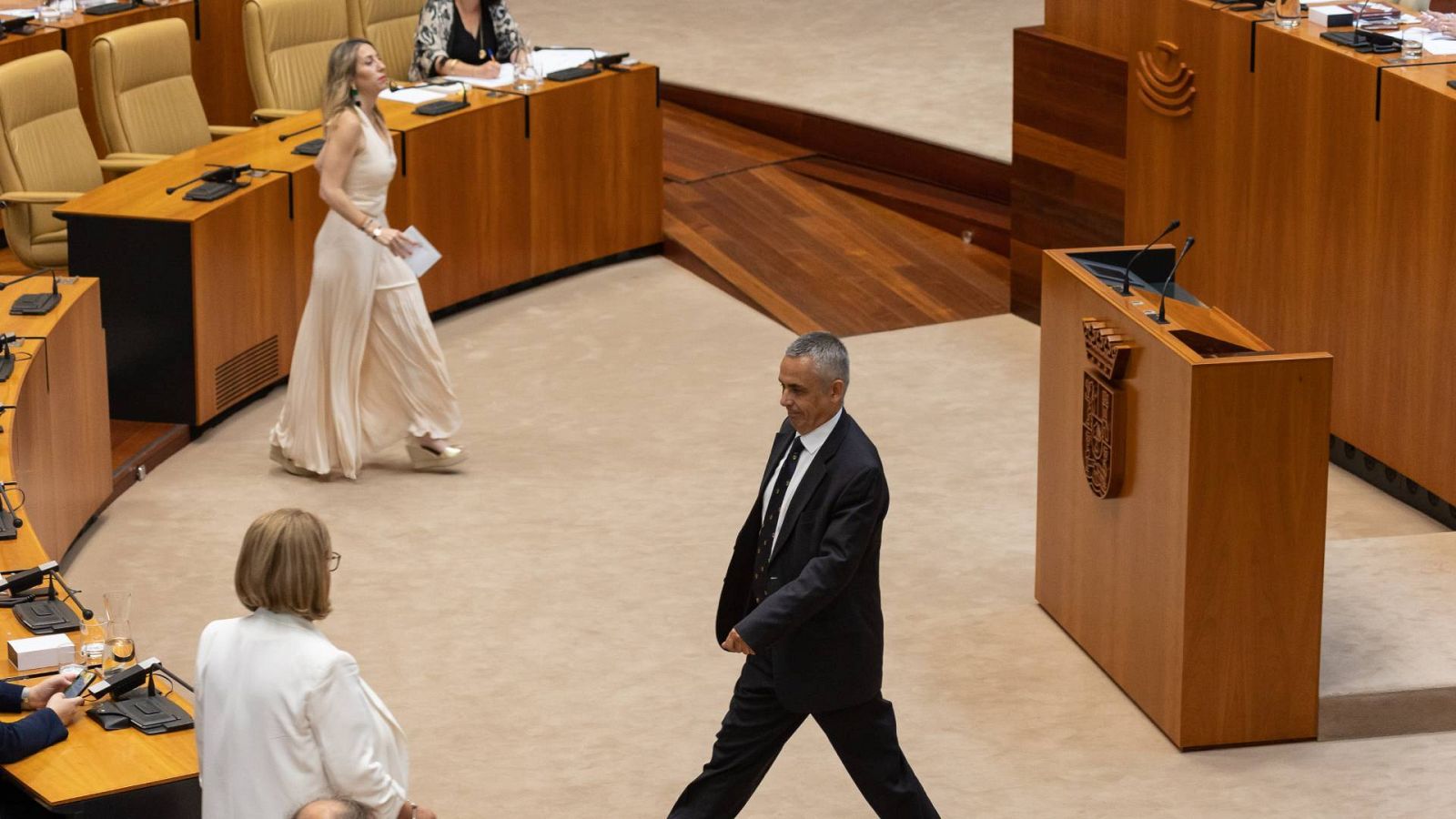 El candidato por Vox a la Presidencia de la Junta de Extremadura, Ángel Pelayo, y la candidata del PP, María Guardiola