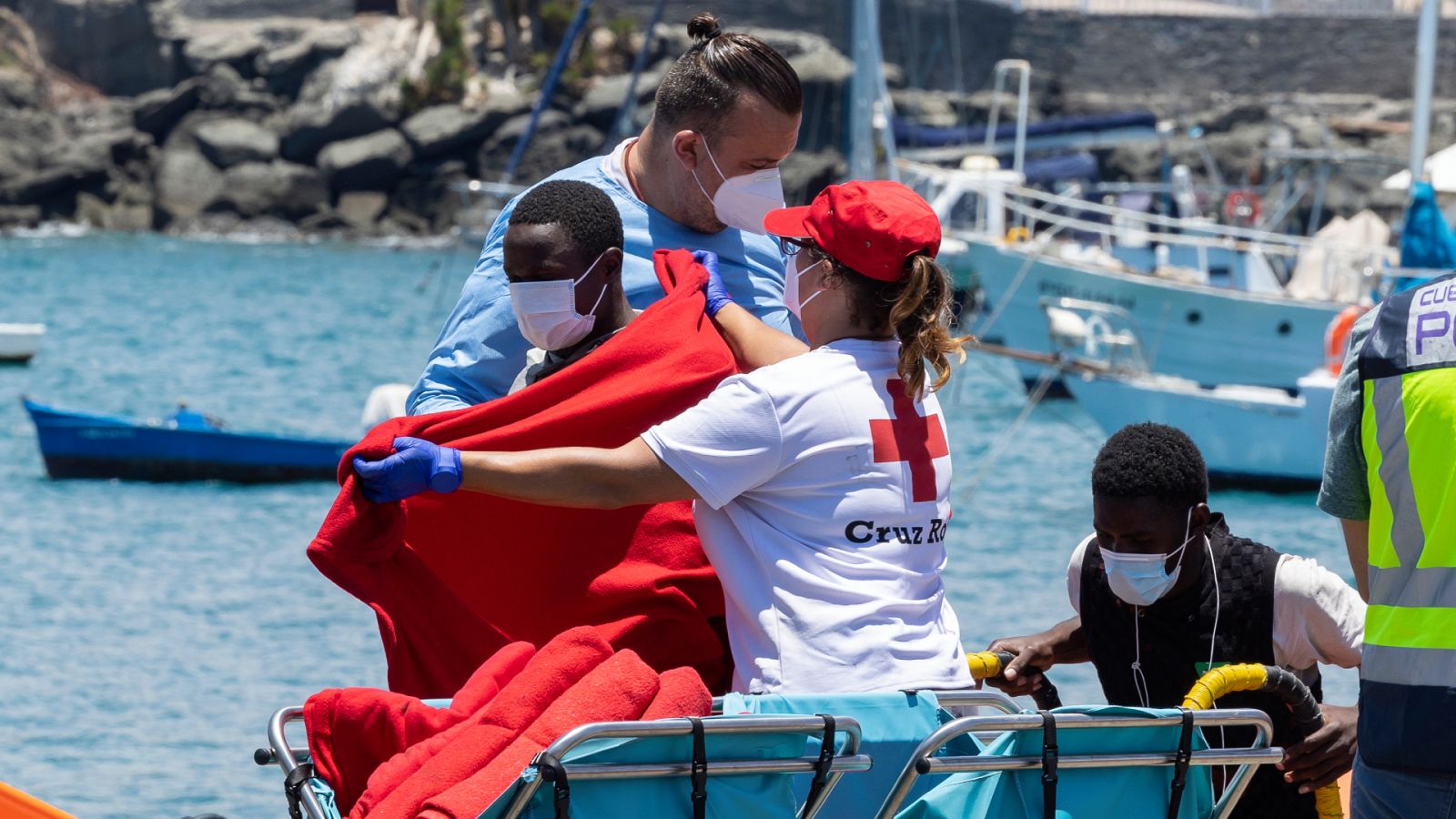 Cruz Roja atiende a varias personas migrantes en el puerto de Arguineguín, Gran Canaria