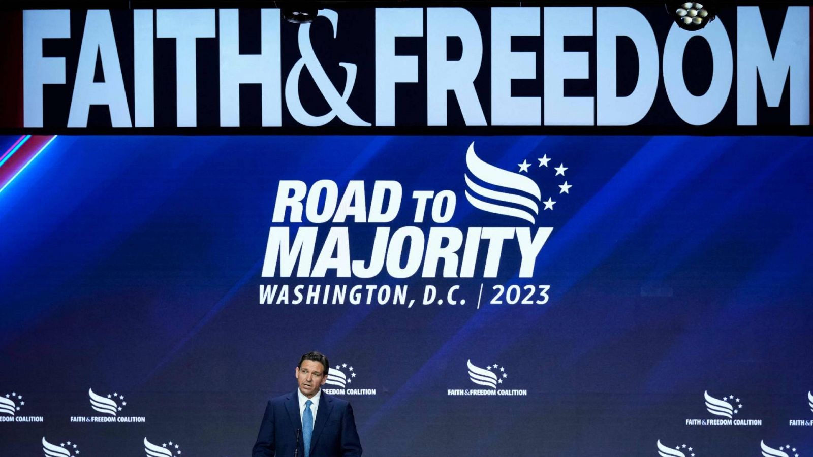 Una imagen del gobernador de Florida, Ron DeSantis, durante su discurso en el evento "Road to Majority" (Camino hacia la Mayoría) celebrado en Washington.